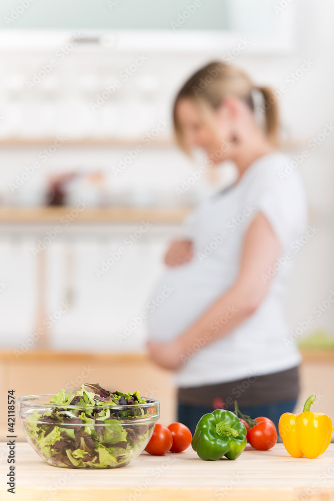 schwangere frau in der küche