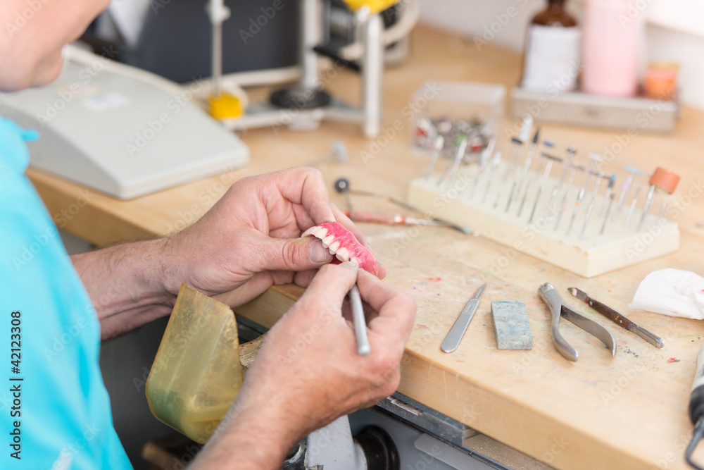 Fototapeta premium zahntechniker arbeitet an einer prothese