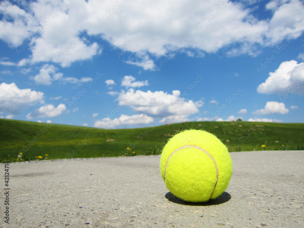 Tennisball mit Landschaft und blauem Himmel mit Wolken 38