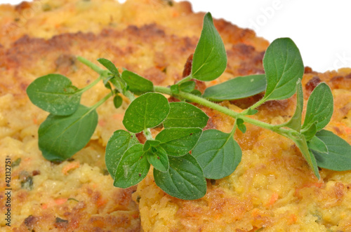 Oregano auf Gemüse-Bratling photo