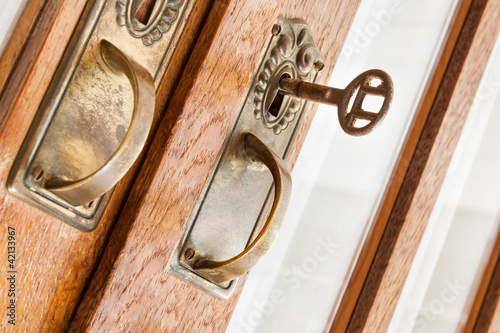 Antiker Schrank (1)