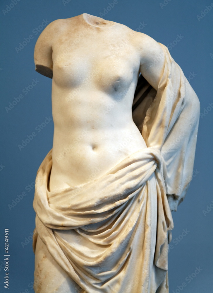Femme de marbre blanc, fragment de statue.