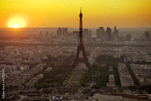 Tour Eiffel et vue de Paris depuis la tour montparnasse - France © Production Perig