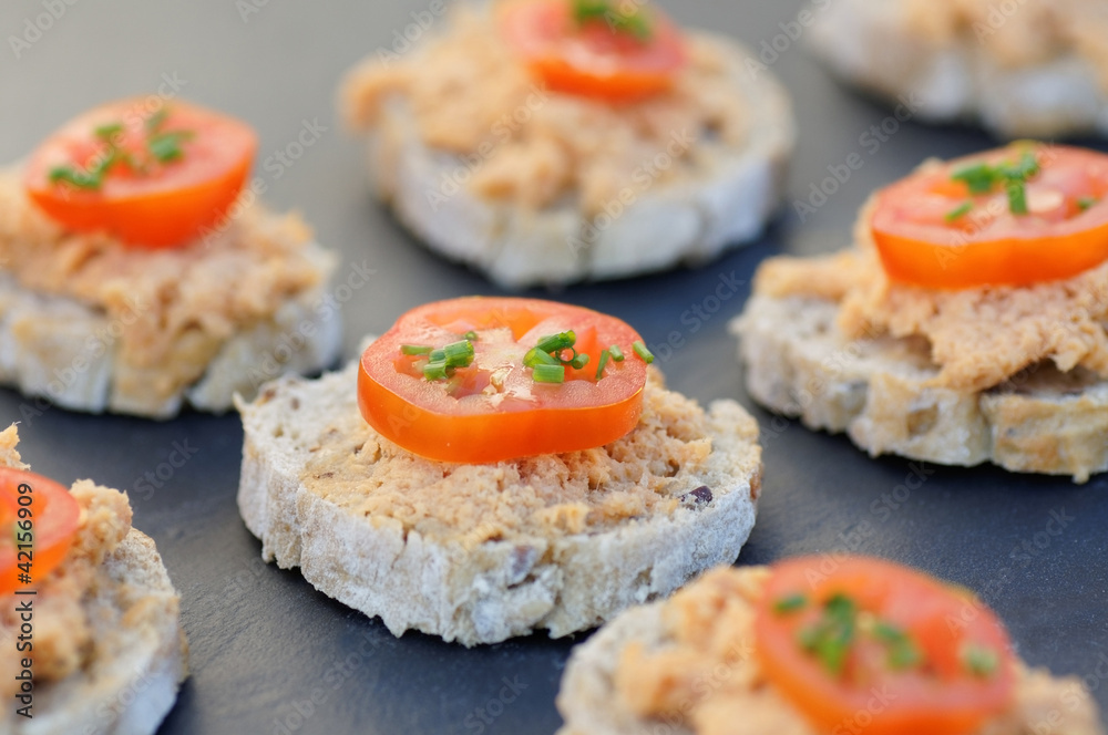 toast de rillettes de saumon tomate cerise 5 toast de rillettes de saumon tomate cerise 5