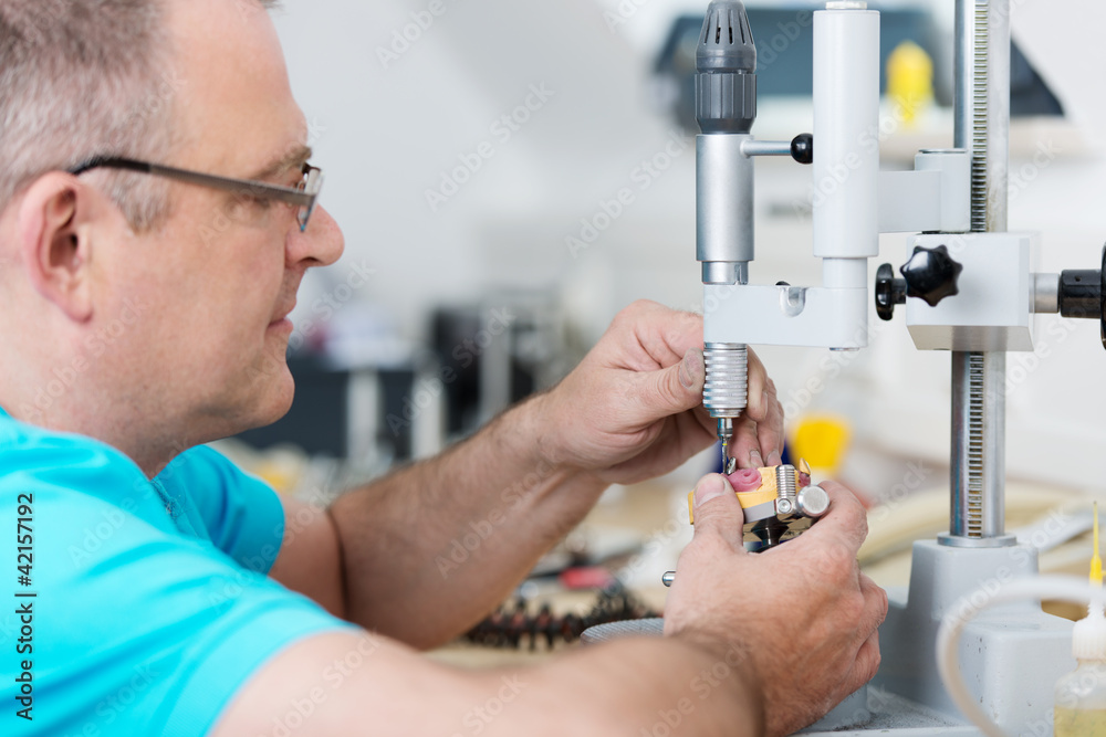 zahntechniker arbeitet an einem zahnersatz zahntechniker arbeitet an einem zahnersatz
