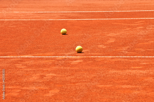 slag tennis court and balls