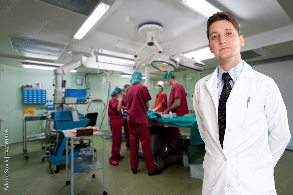 Obraz premium Doctor presenting an operation