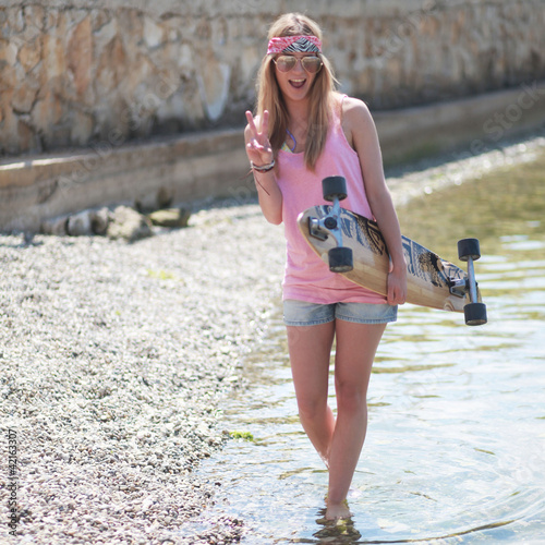 Longboard Girl am Strand photo