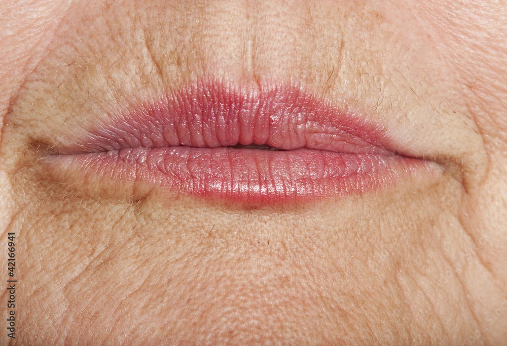 Naklejka premium pomarszczona skóra kobiety z ustami