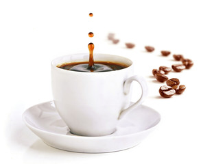 Küchenrückwand glas motiv Kaffee und Kaffeebohnen Eine Tasse Kaffee mit einem Spritzer Tropfen und Kaffeebohnen.  © red2000