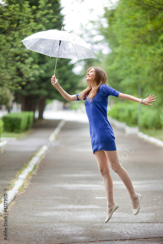 Молодая красивая женщина с зонтом