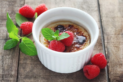 Obraz na plátně Crème Brûlée with Raspberries