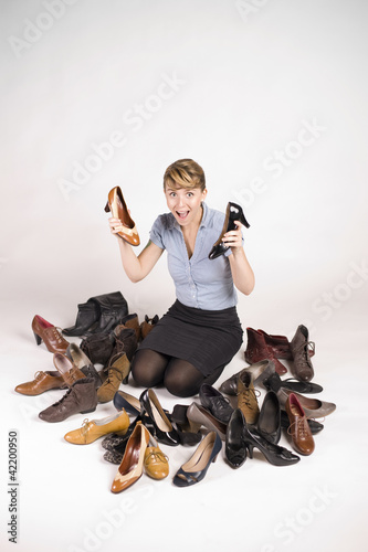 Eine Frau ist umgeben von Schuhen