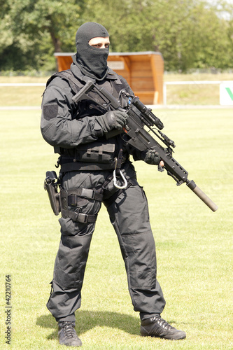 SEK Beamter mit Maske und Gewehr Scharfschütze