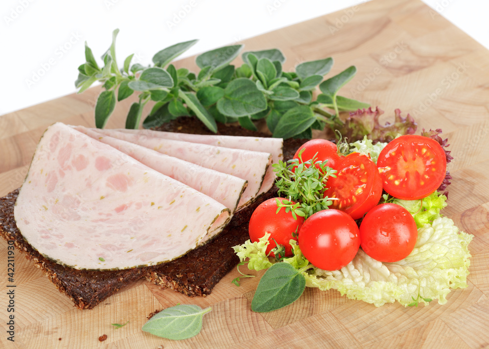 Bierschinken mit Bärlauch auf Schwarzbrot Bierschinken mit Bärlauch auf Schwarzbrot