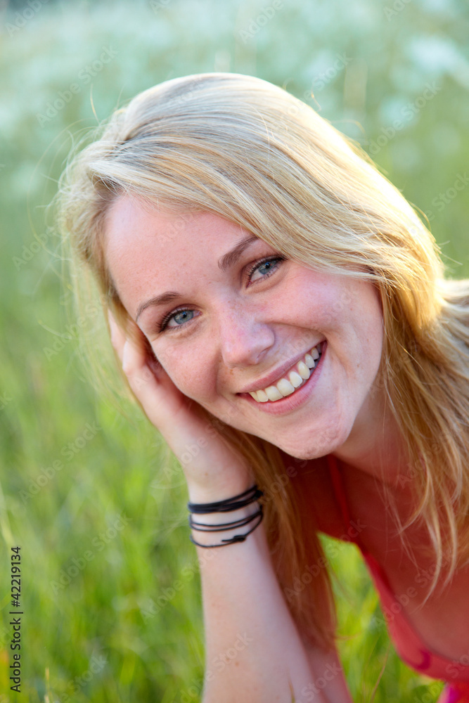 Fototapeta premium happy 20s girl outdoor in summer 3