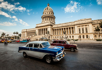 Plexiglas schilderij Cubaanse oldtimers Capitool van Havana bij daglicht  © Andrei Armiagov