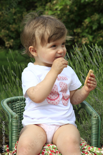 bambina fa merenda in giardino