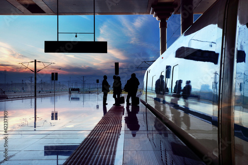 Foto train stop at railway station with sunset