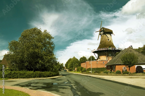 Typisch historische Windmühle in Ostfriesland photo