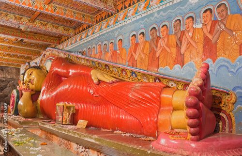 Фотография Reclining Buddha statue in Anuradhapura, Sri Lanka