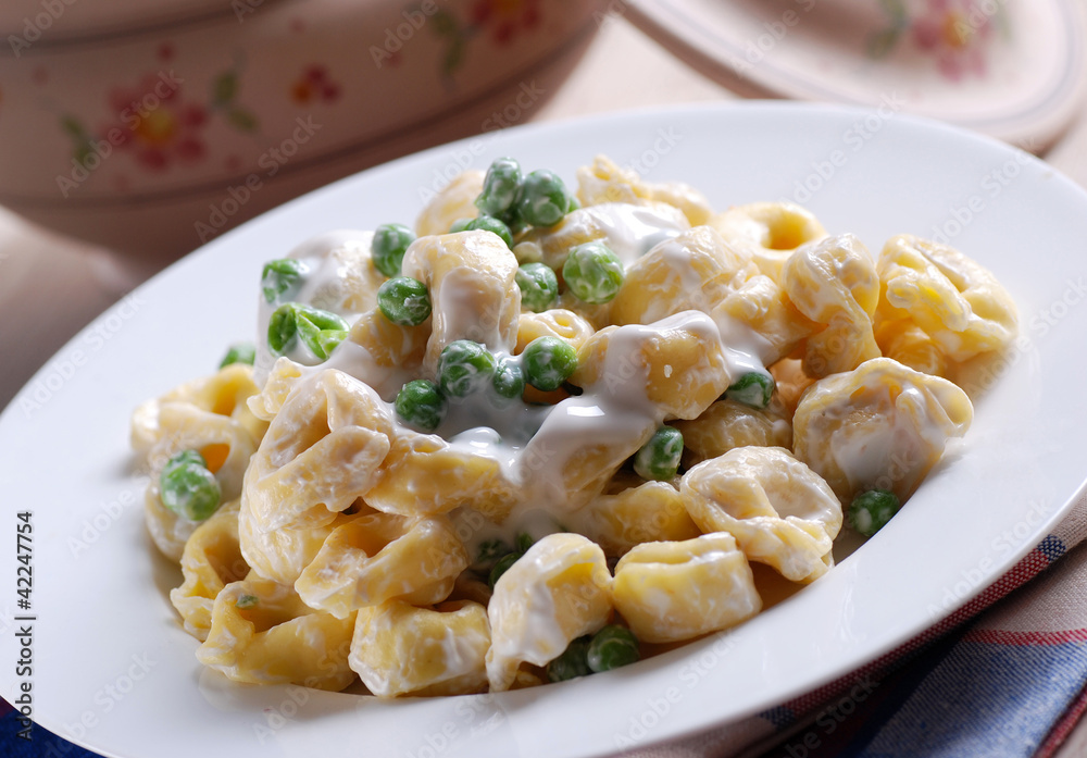 tortellini con panna e piselli tortellini con panna e piselli