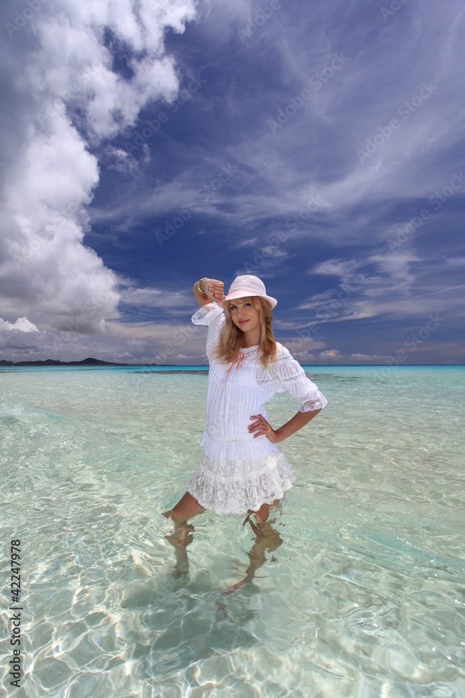 夏休みを満喫する女性