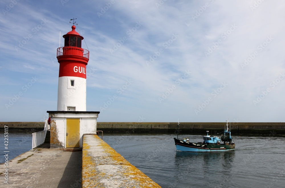 phare et port de pêche du guilvinec,bretagne,chalutier