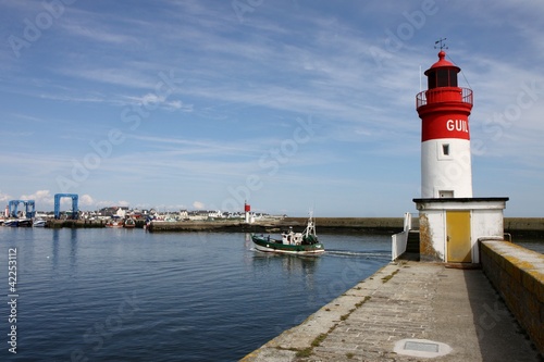 phare et port de pêche du guilvinec,bretagne,chalutier