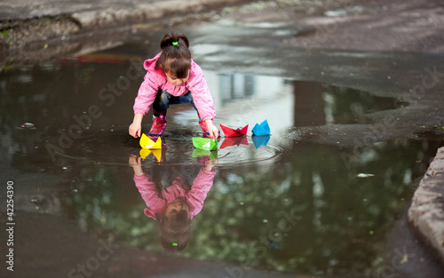 Fototapeta Naklejka Na Ścianę i Meble -  girl playing in puddle