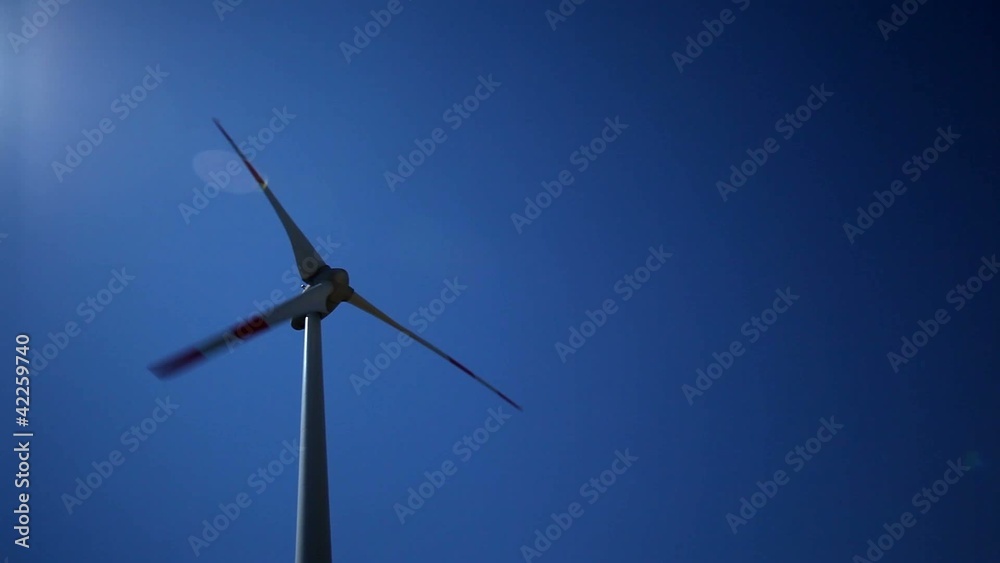 Wind Turbine mit blauem Himmel und Sonne Wind Turbine mit blauem Himmel und Sonne