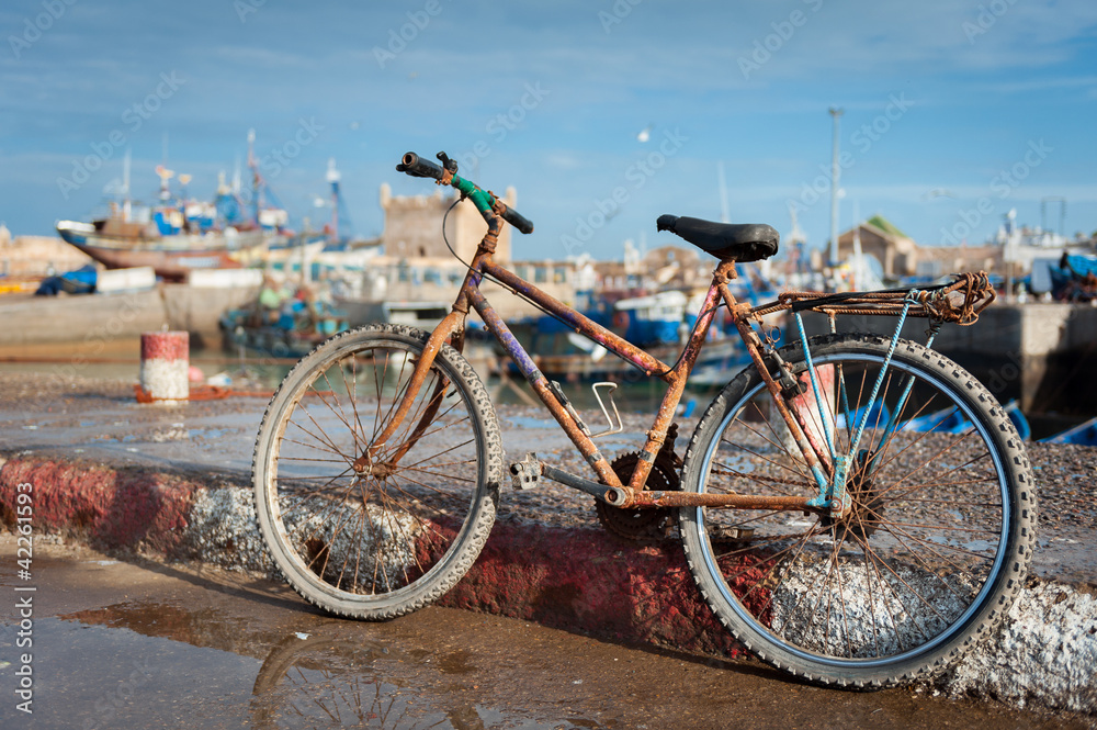 Fototapeta premium Rusty bike in the fishing port Essaouira Morocco