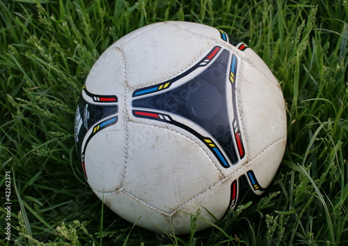 Футбольный мяч лежит на траве
