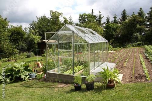 Serre jardin vert terre cultiver cultivateur © Stibat Studio