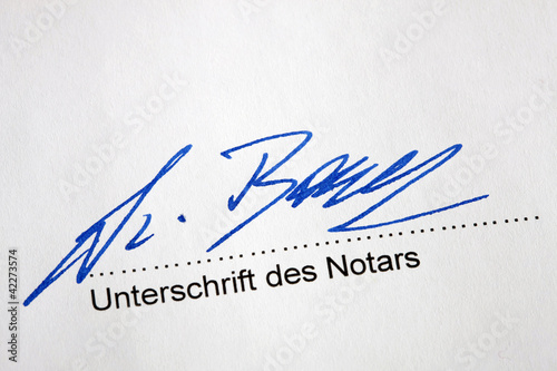  Unterschreiben eines notariellen Vertrages