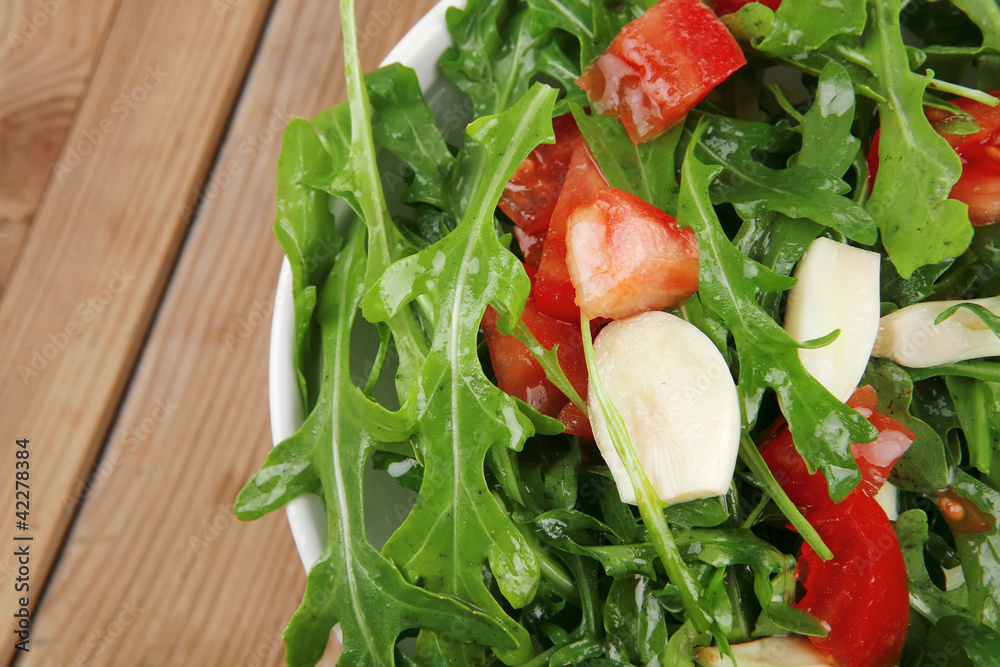 salad : green salad with raw tomato and garlic
