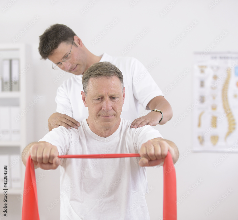 Obraz premium Physiotherapy: Senior man and physiotherapist
