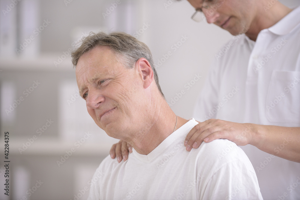 Fototapeta premium Physiotherapy: Physiotherapist massaging patient