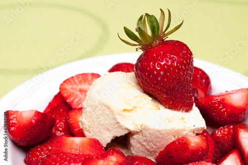 Frische Erdbeeren mit Eis