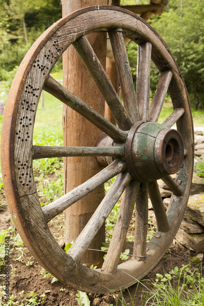 vieille roue de chariot