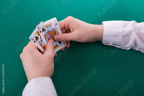Der junge Mann spielt Poker