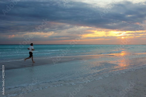 Mann joggt am Strand