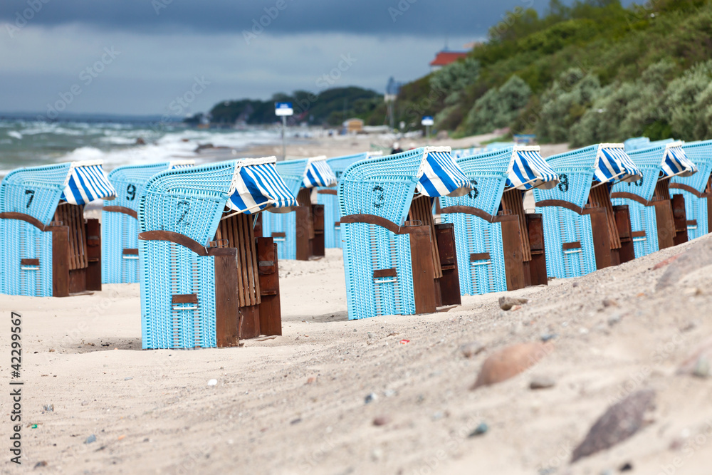Naklejka premium Strandkörbe am Strand der Ostsee