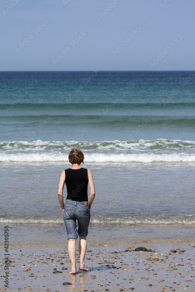 jeune femme contemplant la mer en bretagne