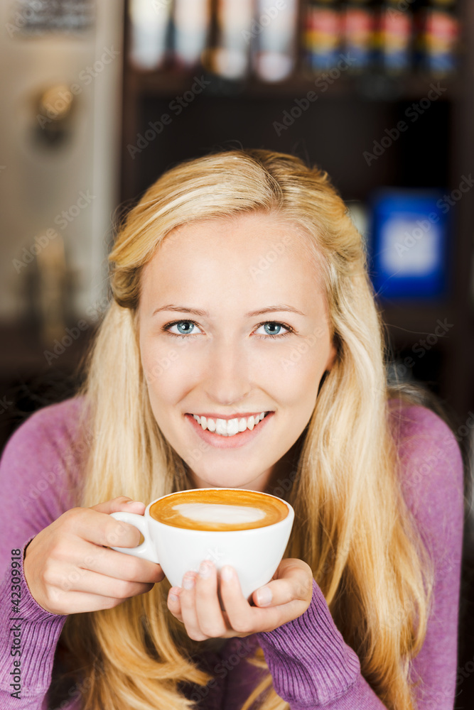 blonde frau genießt ihren cappuccino blonde frau genießt ihren cappuccino