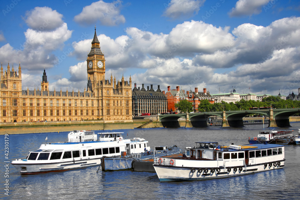 Obraz premium Big Ben with city boats in London night, UK