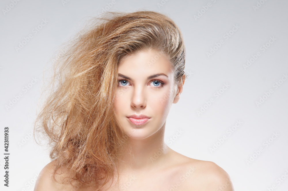 Obraz premium Portrait of a young and attractive Caucasian woman