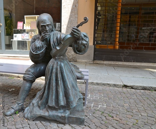 cremona - statua di stradivari photo