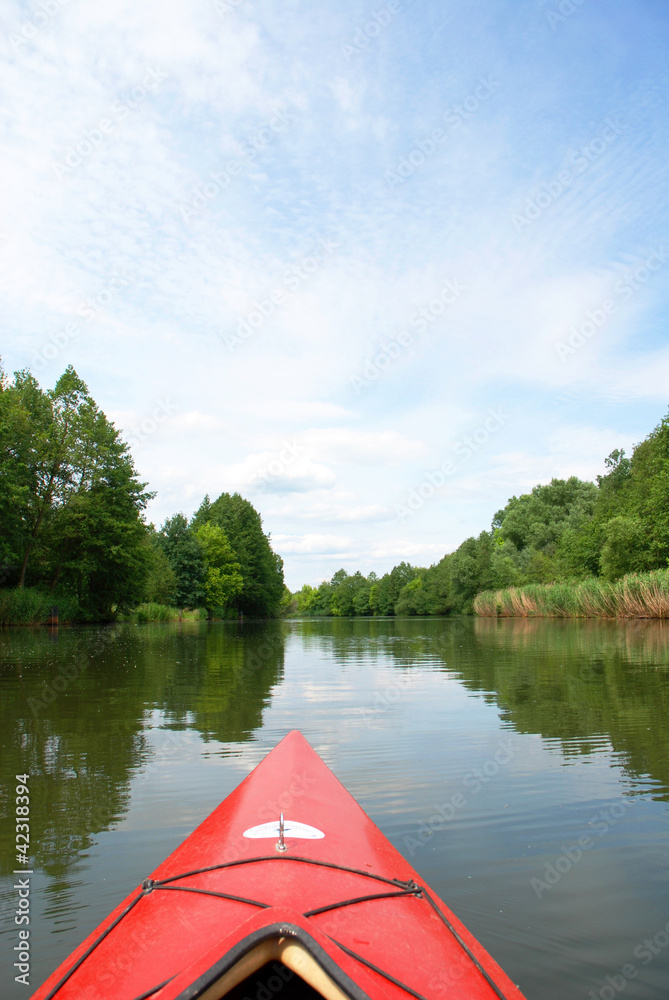 rotes Kanu im Fluss