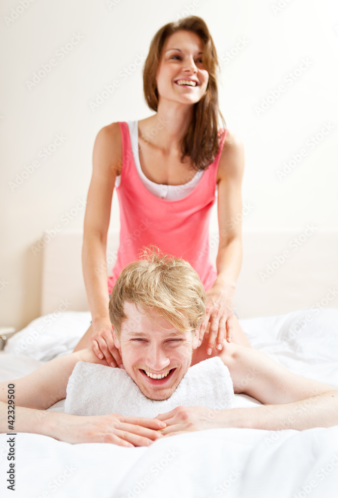 gegenseitig massieren StockFoto Adobe Stock